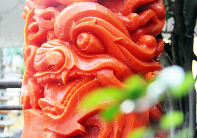 Dùng móng tay tạo hình rồng trên những cặp nến khủng nhất Việt Nam